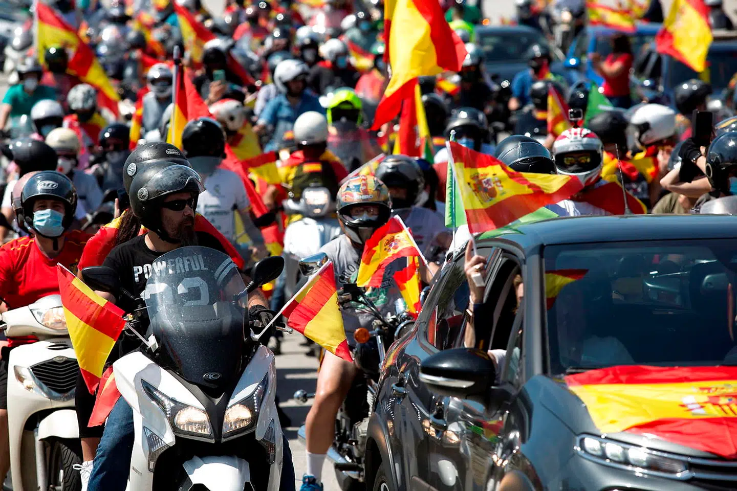 Karavaner af biler og motorcykler kørte lørdag gennem gaderne i flere spanske byer, her Málaga, for at protestere mod nødretstilstanden i forbindelse med coronaepidemien og kræve premierminister Pedro Sánchez' afgang.