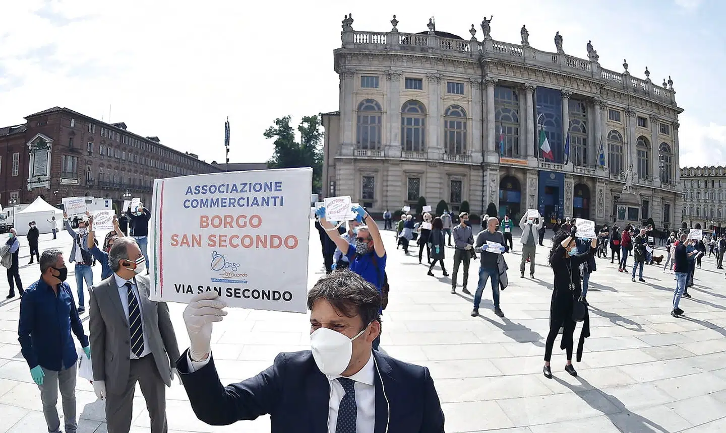 Butiksindehaverne protesterer i Torino. Også i Europas hårdest ramte land begynder utilfredsheden med karantæne og sikkerhedsregler at brede sig.