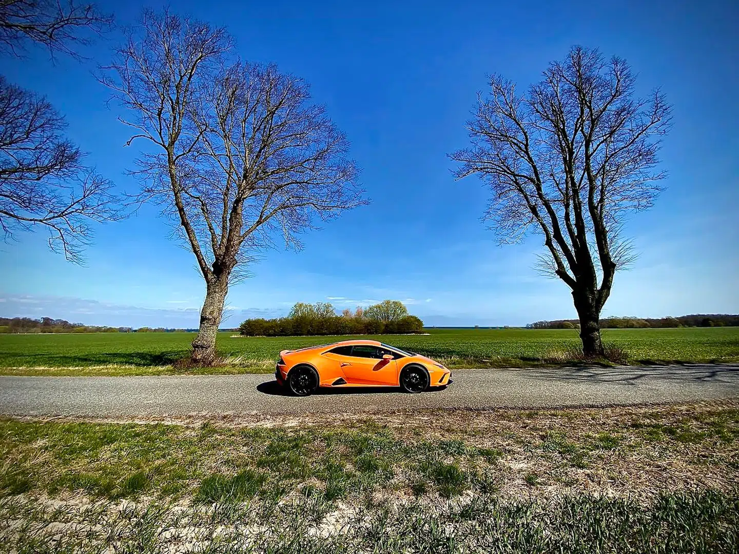 Lamborghini Huracan Evo RWD er en italiensk hystade på hjul, der trives allerbedst på de små veje ude på landet.