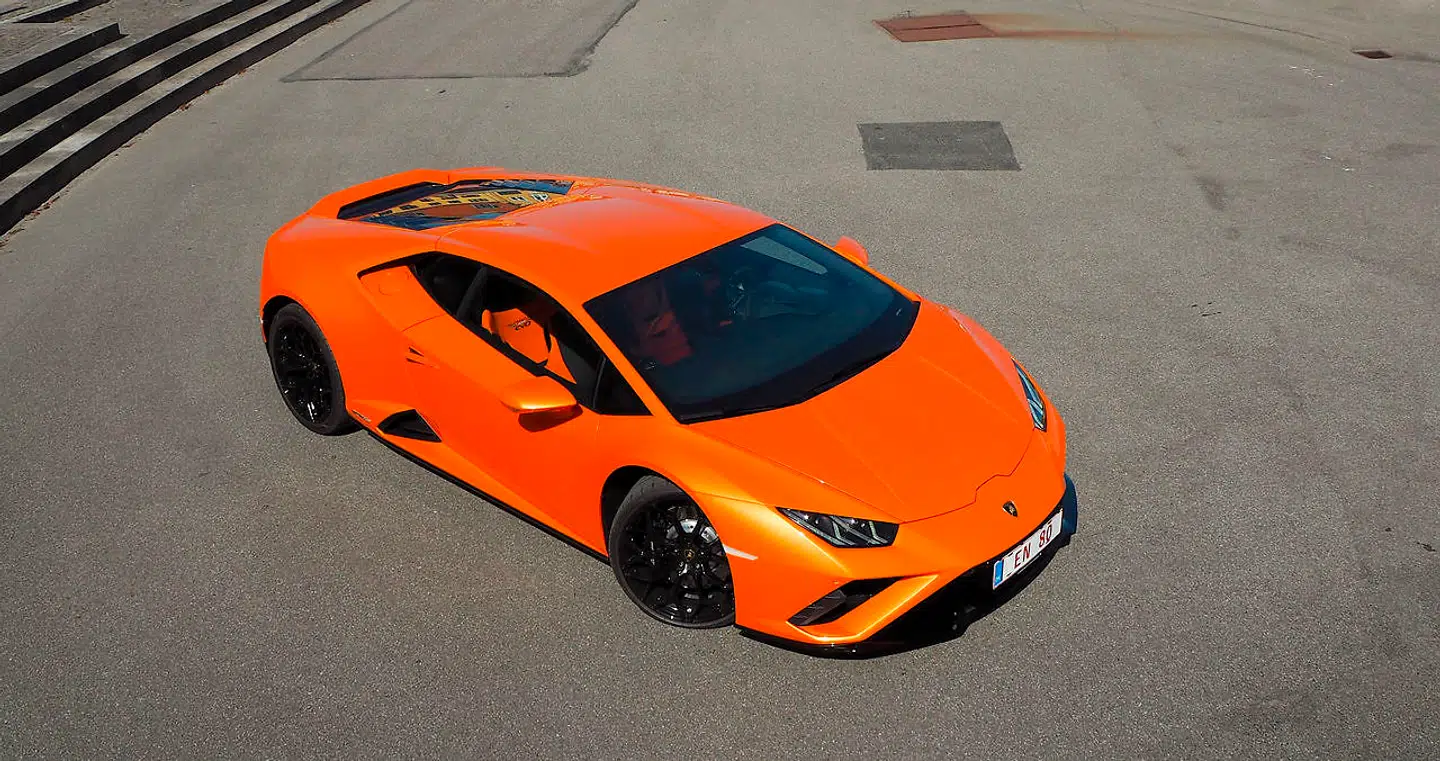 Lamborghini Huracan Evo RWD er lidt over 30 kg lettere end Huracan med firehjulstræk, og den leverer en renere og mere udfordrende køreoplevelse end den almindelige Huracan Evo.