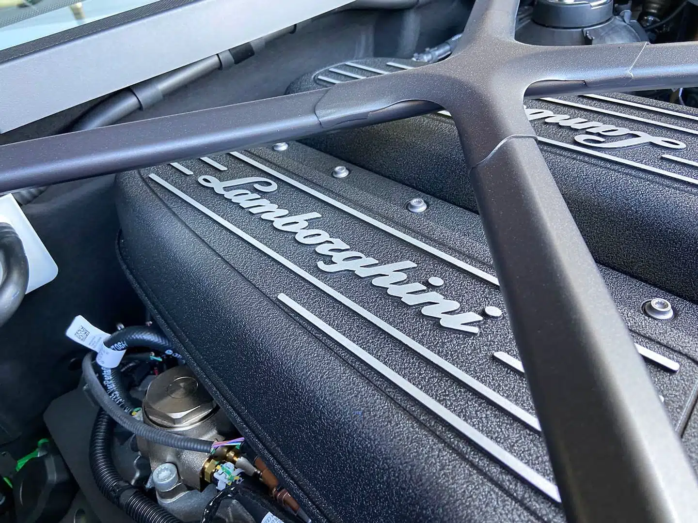 Den 5,2-liters V10-sugemotor er et unikum i superbilsland, hvor konkurrenter som Ferrari og McLaren alle er gået over til turbomotorer med mindre slagvolumen.