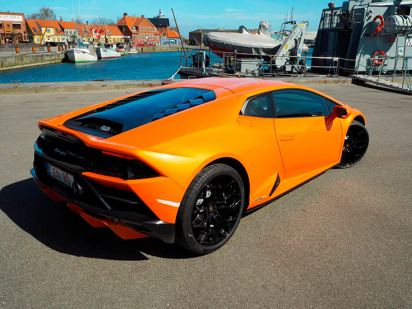 Lamborghini Huracan Evo RWD er dybest set en Evo med baghjulstræk. Hækdesignet på Evo er ændret efter faceliftet sidste år med en ny anderumpespoiler og med udstødningsrørene placeret på hver sin side af nummerpladen.