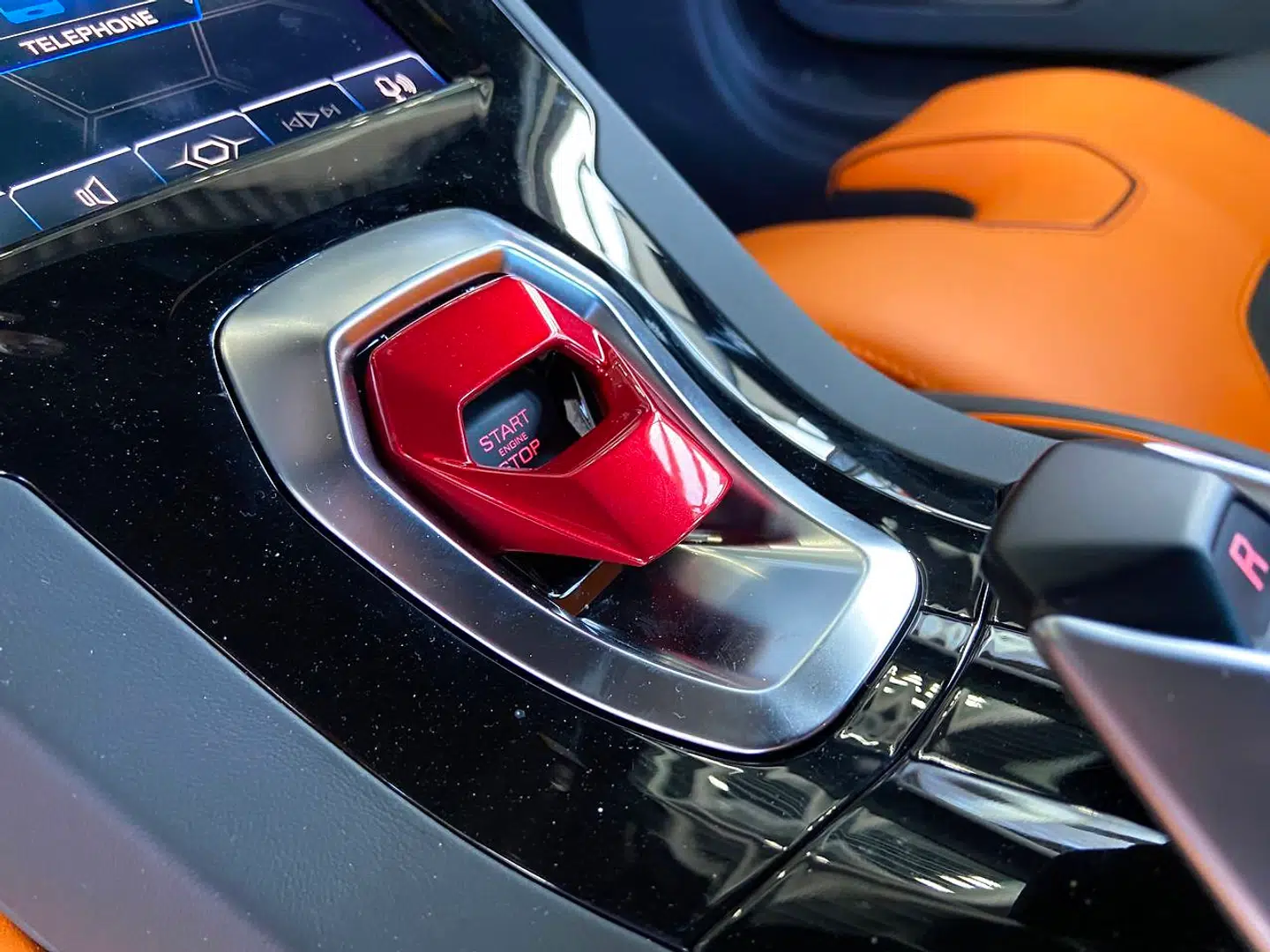 Startkontakten sidder bag ved den røde bøjle, og jeg føler mig lidt som en helikopterpilot, når jeg flipper bøjlen op og starter V10-motoren.