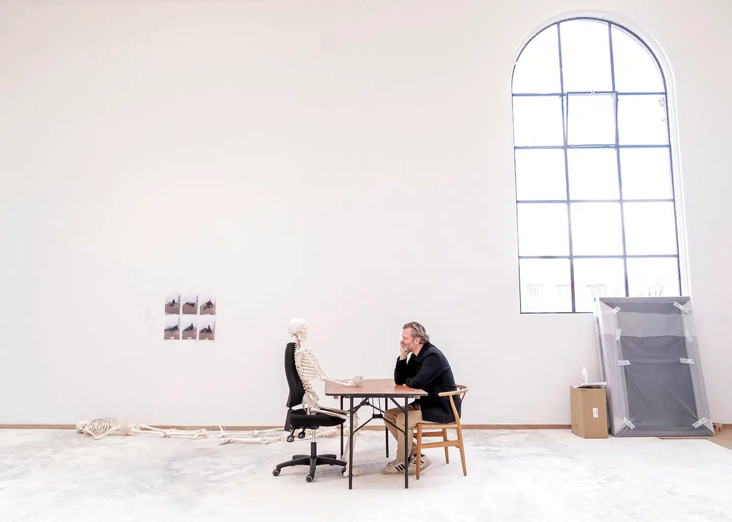 Michael Thouber fra Kunsthal Charlottenborg taler om, at vi er på vej ind i en ny guldalder. Dengang så vi et samfund i markant forandring og krise. Det samme gør vi nu. »Ud af al armoden og det sundhedsmæssigt og økonomisk forfærdelige kan der vokse en kunst ud, som kan få os nye steder hen.«