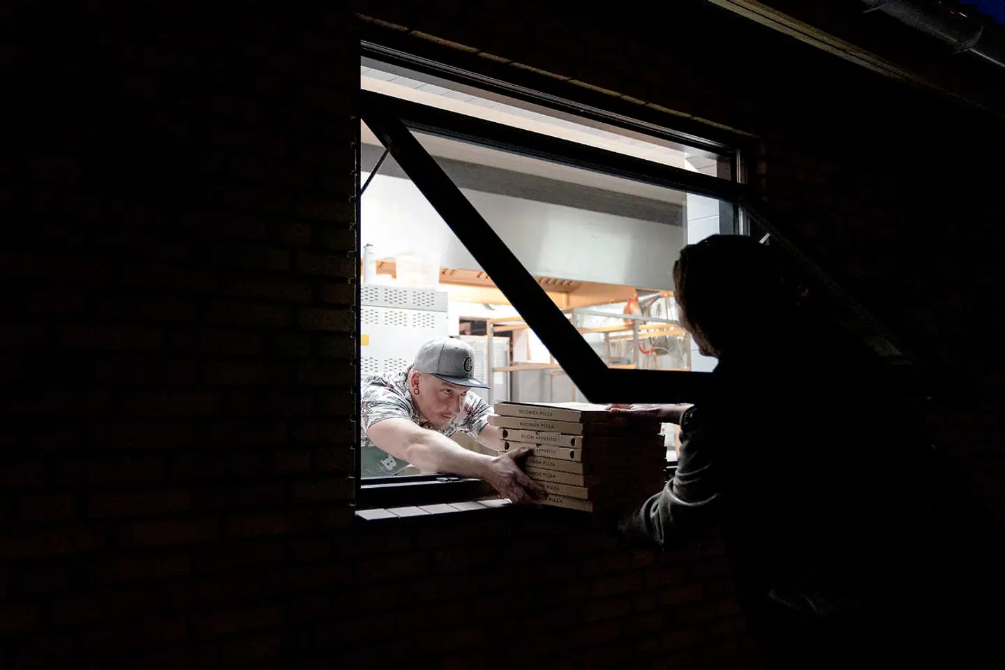 Restaurant Baglokalet på Amager tager nye metoder i brug for at forsøge at redde restauranten fra konkurs. Mandag eftermiddag solgte de pizza ud af vinduet, vinflasker til en 50er og takeaway foran restauranten.