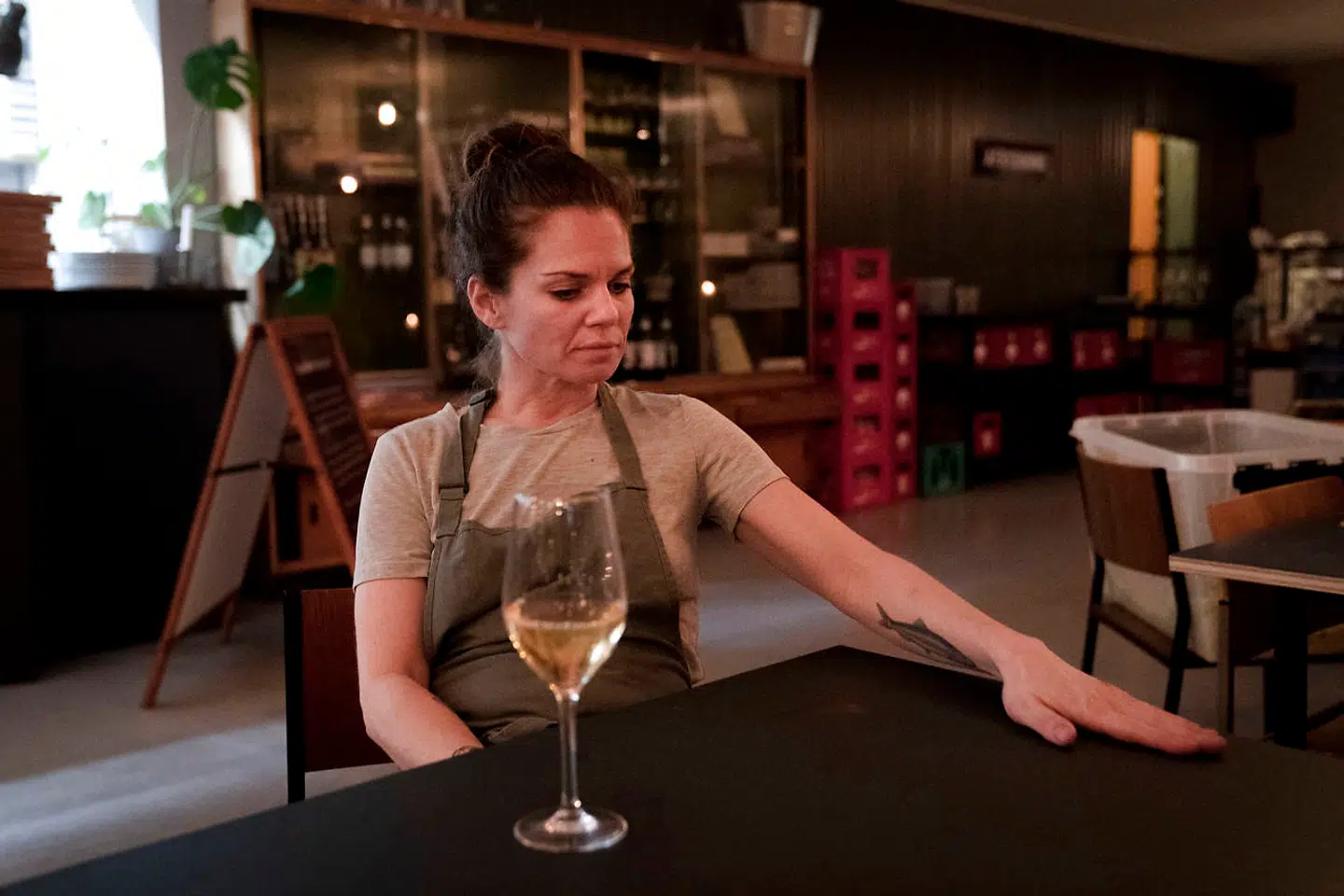 Restaurant Baglokalet på Amager tog efter nedlukningen af Danmark nye metoder i brug for at forsøge at redde restauranten fra konkurs. De har siden solgt pizza ud af vinduet og takeaway foran restauranten. Sille Maria Engel er medejer.