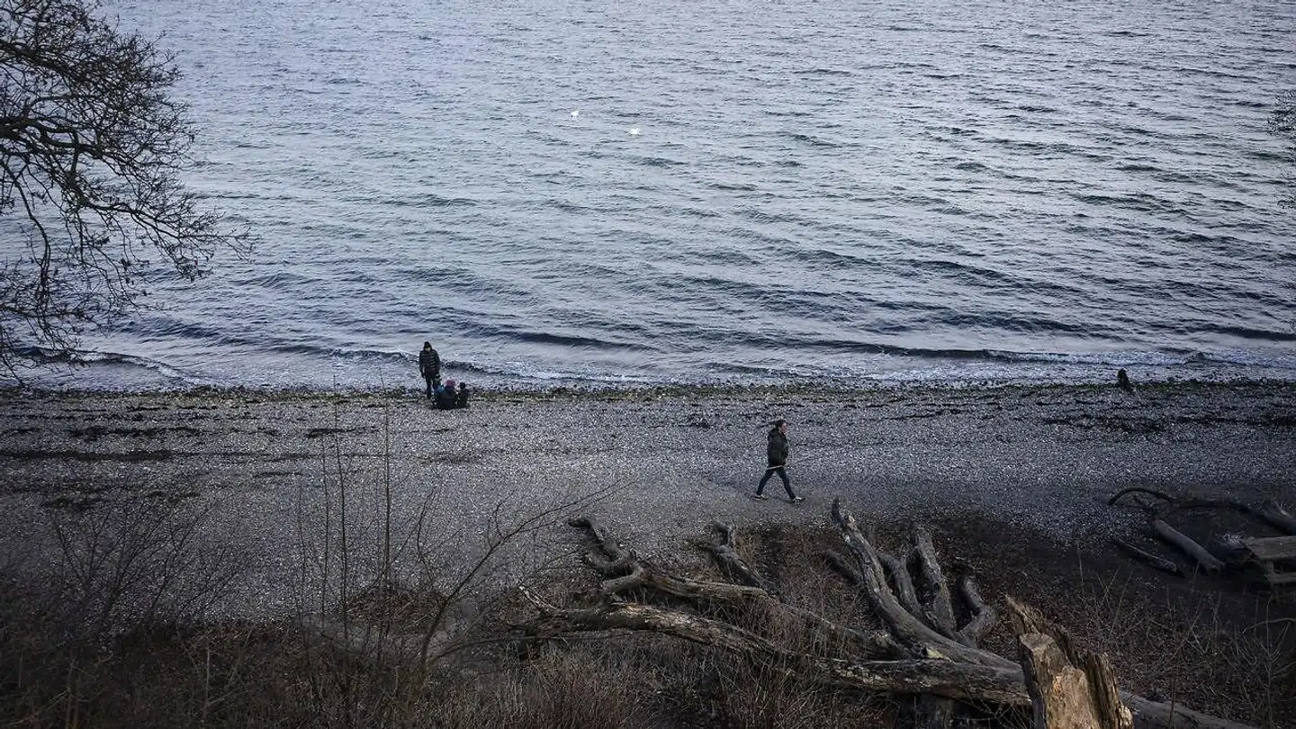 Frisk luft og afstand ved Øresund, søndag 22 marts 2020. (Foto: Liselotte Sabroe/Ritzau Scanpix)