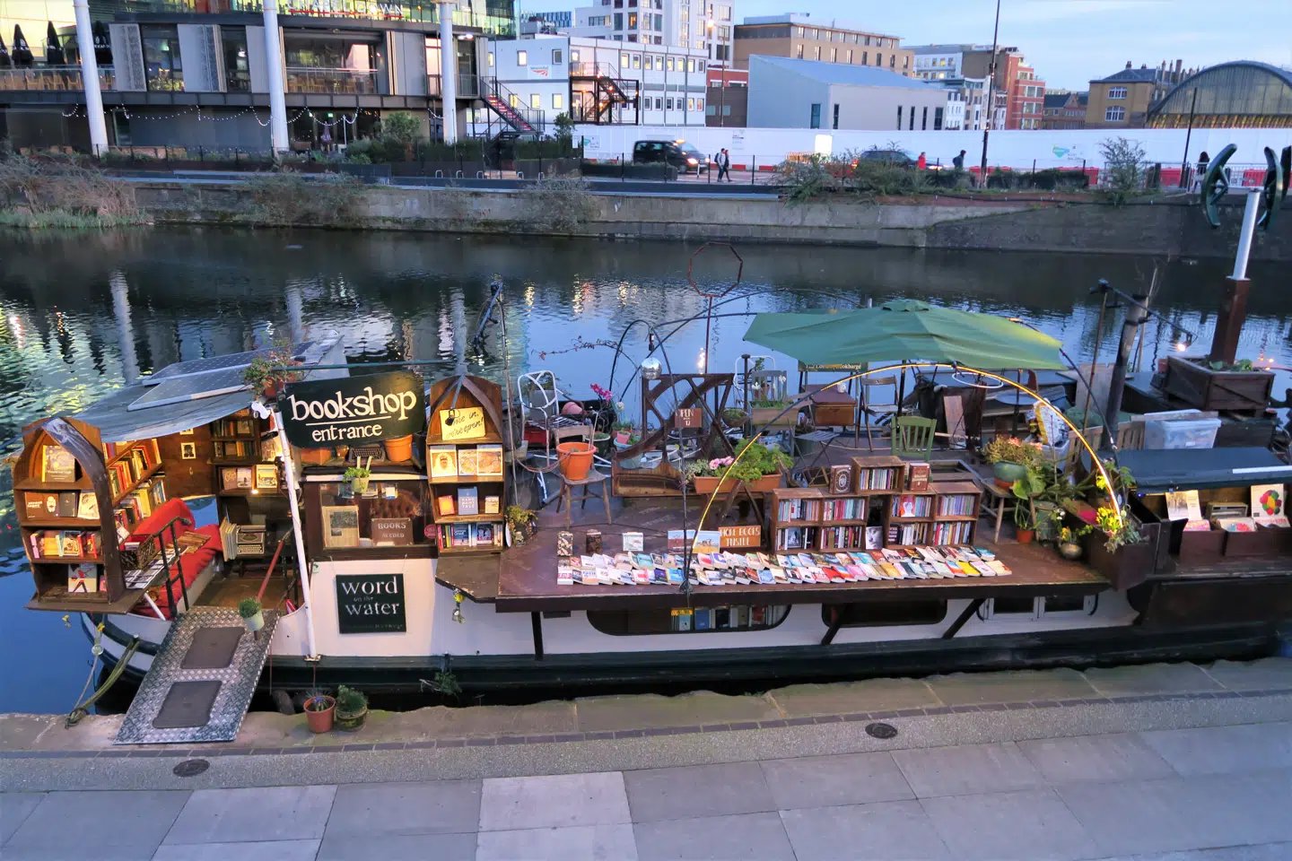 Boghandlen Word on the Water ligger i en gammel husbåd i Regents Canal nær Kings Cross-stationen og sælger brugte og nye bøger.
