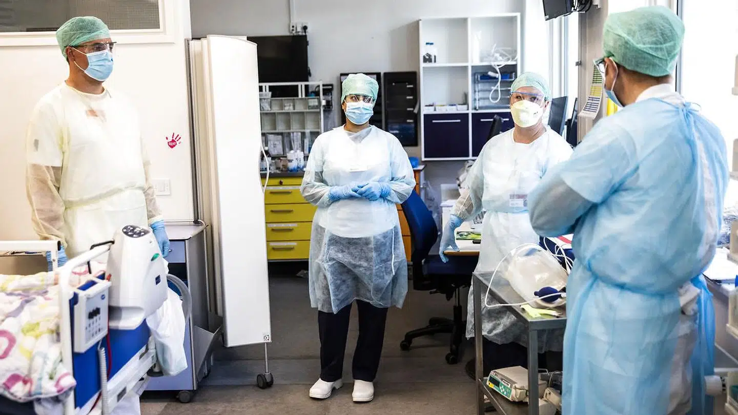 På landets hospitaler ligger fortsat covid-19-patienter på intensive afdelinger og får hjælp fra respiratorer til at trække vejret. På billedet holder sygeplejersker på covid-19-afdelingen på Bispebjerg Hospital i København møde, torsdag den 7. maj 2020.