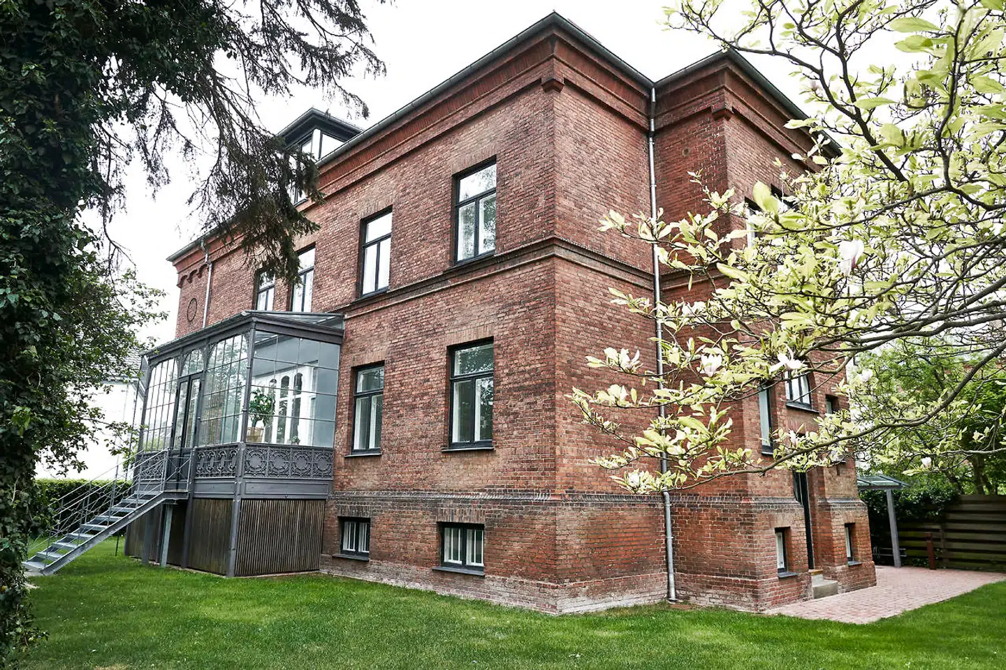 Frederiksbergs dyreste hus til salg koster 45 mio. kr. og ligger på Chr. Winthers Vej med få hundrede meter til både Gammel Kongevej og Falkoner Allé og Landbohøjskolens Have som »baghave«.