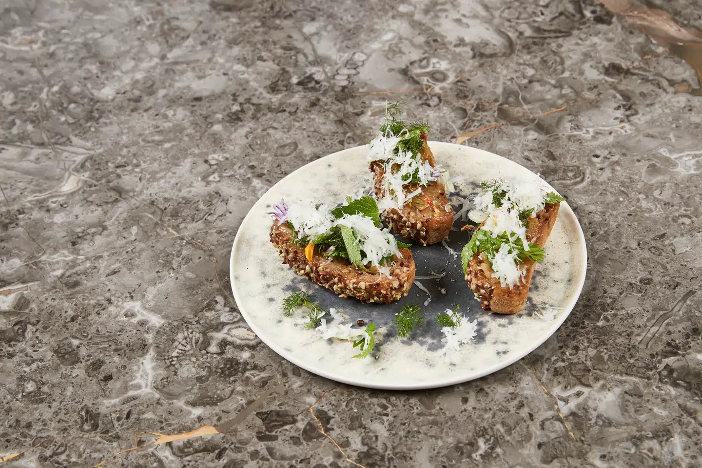 En af Angelikas nye retter: Ristet brød med frø, karamelliserede løg og aromatiske urter