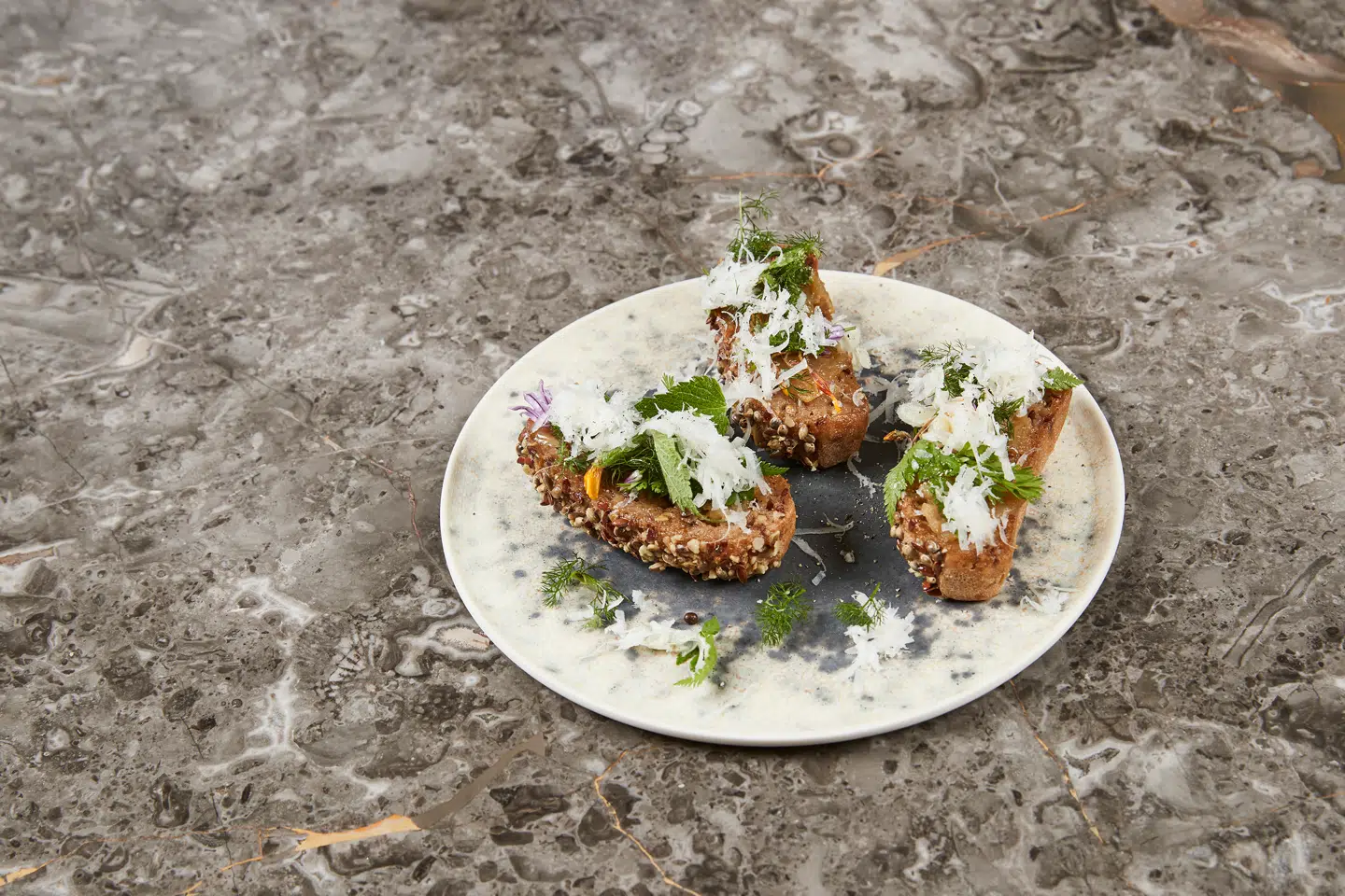 En af Angelikas nye retter: Ristet brød med frø, karamelliserede løg og aromatiske urter