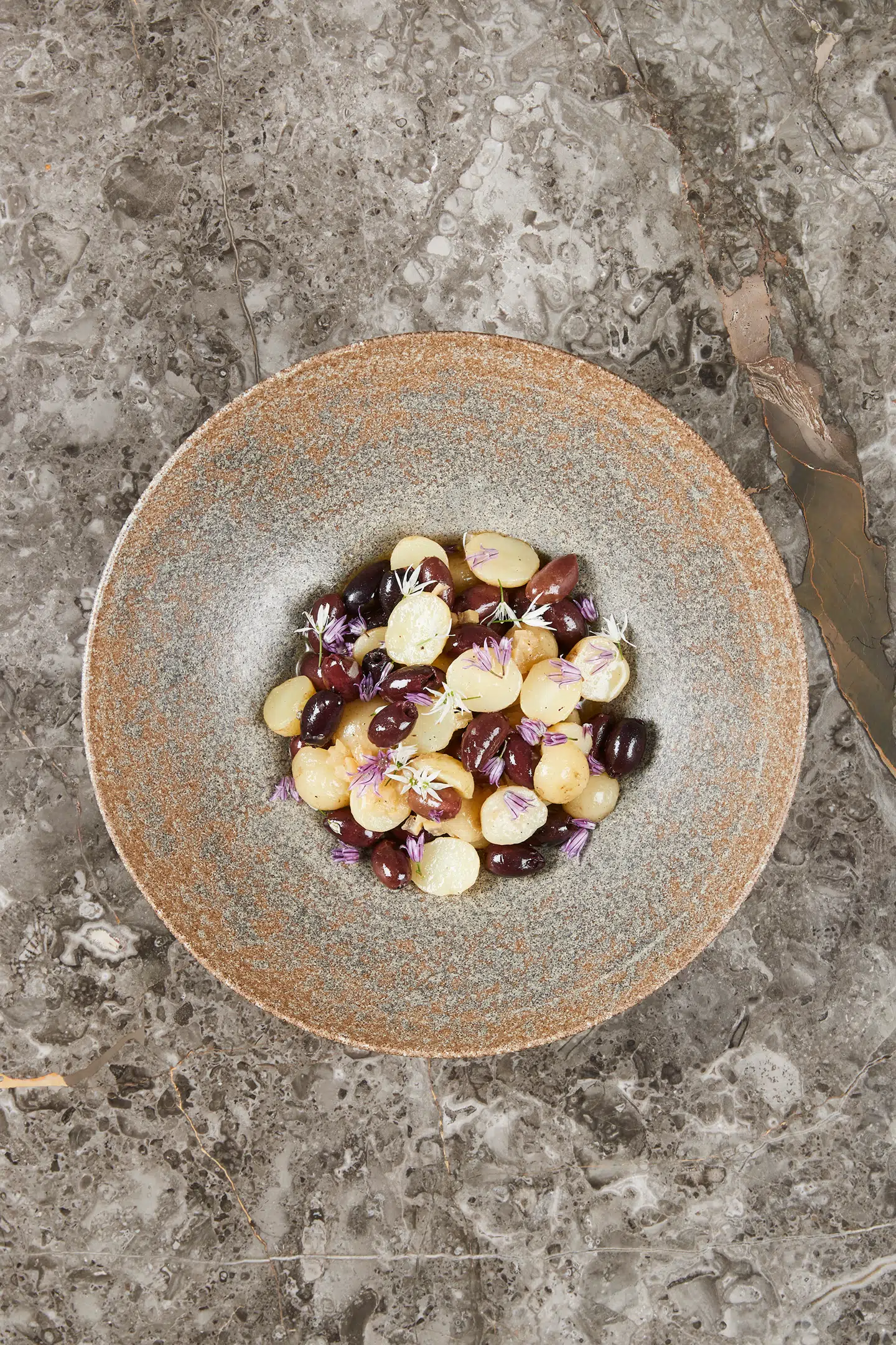 Et eksempel på en ret på Angelika: Kogte nye kartofler, oliven, syltet citron og sort peber.