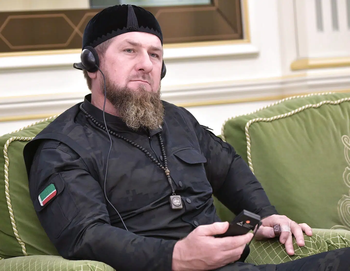 Den tjetjenske leder, Ramsan Kadyrov, har fået covid-19 og er blevet fløjet til behandling i Moskva, skriver flere russiske medier på baggrund af anonyme kilder i sundhedsvæsenet.
