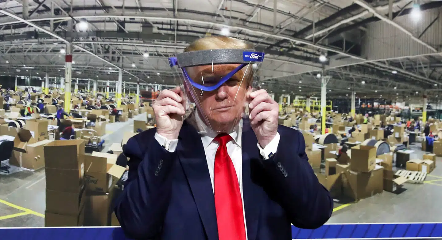 Præsident Donald Trump holder en beskyttelsesskærm op foran sit ansigt under sit besøg på Fords fabrik i Michigan – men han nægtede at følge guvernørens ordre om at bære maske under den åbne del af rundturen, da han ikke ville give pressen den »fornøjelse«, som han udtrykte det.