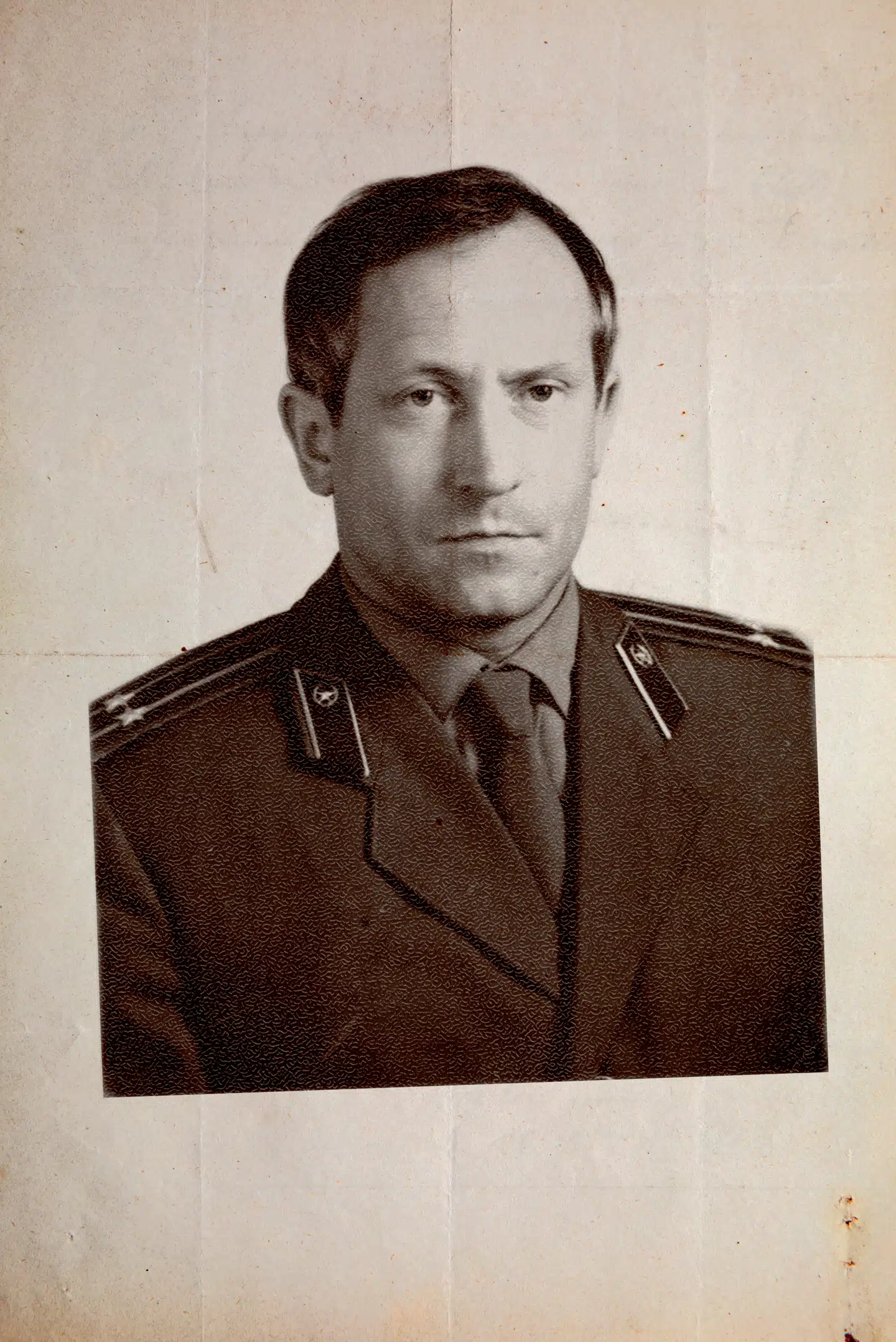 Oleg Gordijevskij i KGB-uniform. Han var ambitiøs og kom fra et hjem, hvor faderen var i KGB og hans bror ligeså. Alligevel valgte Oleg at begå forræderi mod KGB og kommunismen.