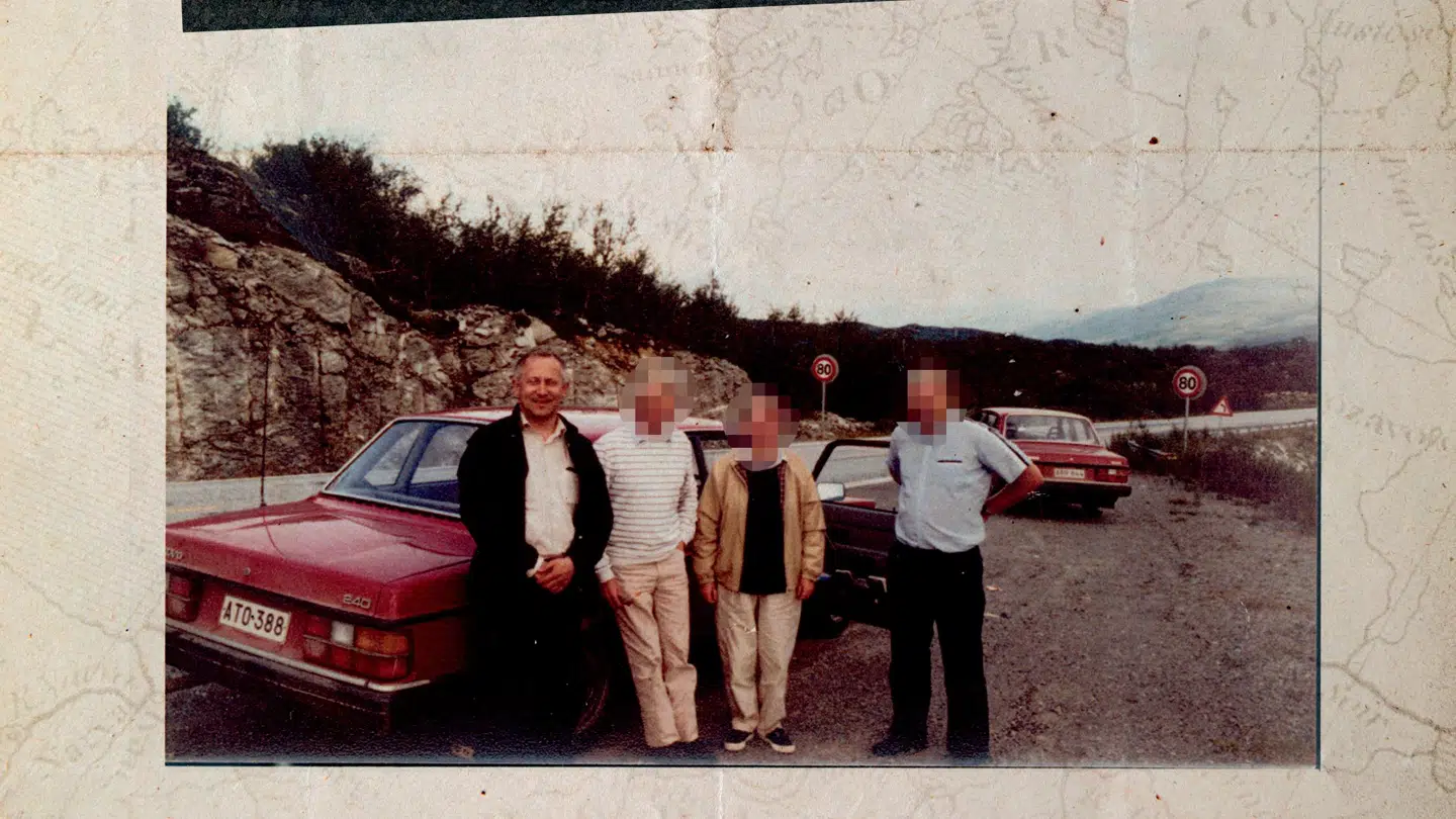 På flugt mod den finsk-russiske grænse holdt Oleg Gordijevskij og hans hjælpere pause. Fra venstre ses Gordijevskij, MI6-agenten Simon Brown, MI6-agenten Veronica Price og den danske PET-agent Jens Eriksen. Efterretningsfolkenes navne er pseudonymer.