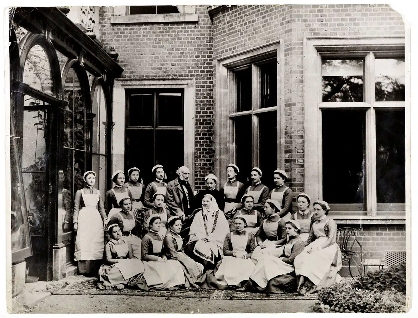 Den modne Florence Nightingale ses her sammen med eleverne fra Nightingale School.