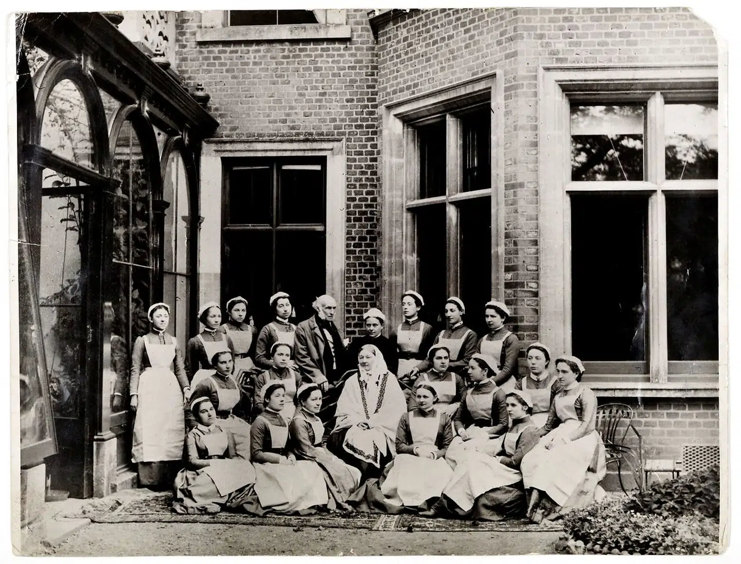 Den modne Florence Nightingale ses her sammen med eleverne fra Nightingale School.