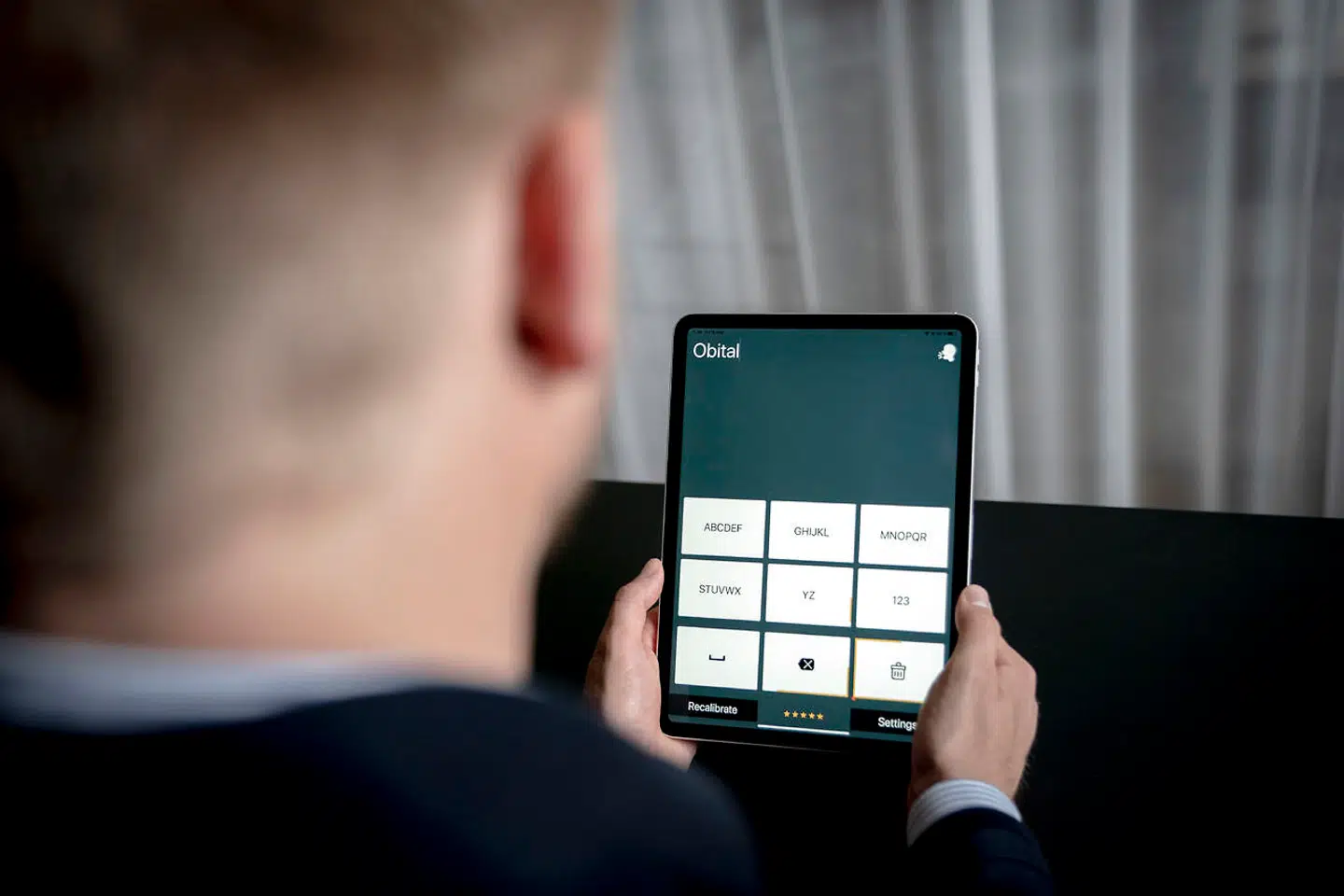 Kameraet på tabletten sporer dine øjnes fokus og synkroniserer dem med en prik på skærmen, som du kan flytte med øjnene.