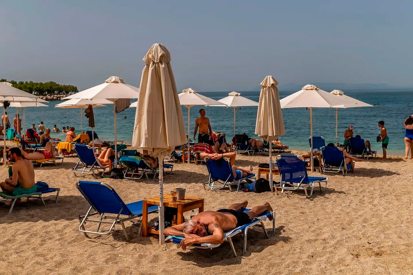 Lokale grækere strømmede til strandene, da de officielt åbnede 16. maj. Snart er de også klar til at tage imod turister.