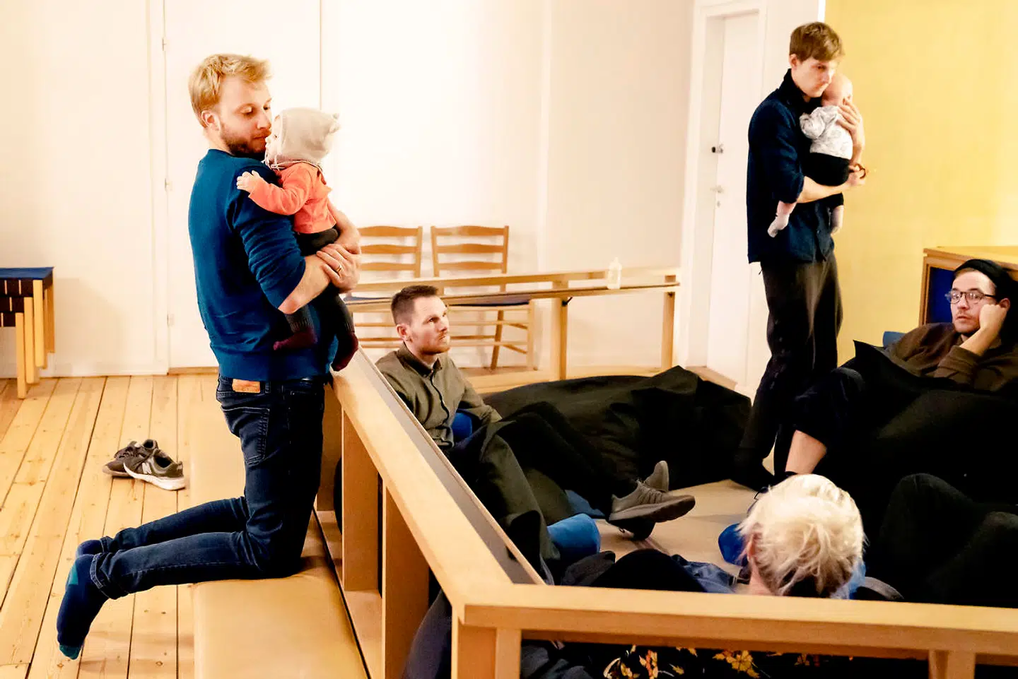 Fædre skal sikres mulighed for at tage mere barsel, uden at deres økonomi eller job kommer i fare, mener flere forbund og organisationer på det danske arbejdsmarked. Her mødes en fædregruppe i Frederiksholms Kirke i Sydhavnen.