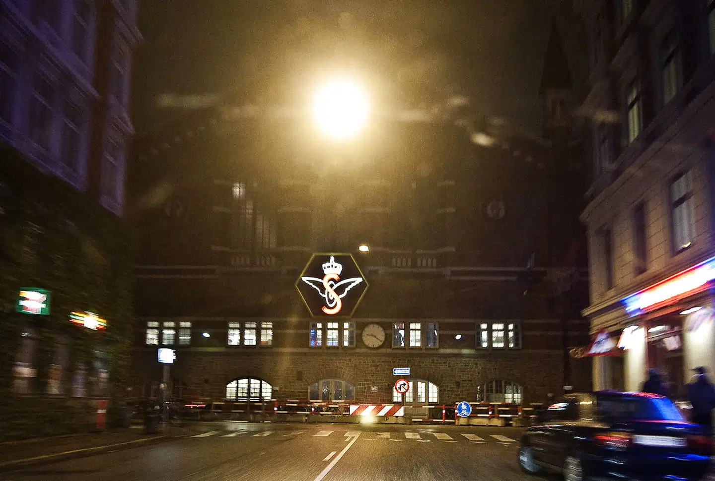 Istedgade begynder ved Hovedbanegårdens bagudgang, og Hovedbanegården udgjorde en skillelinje mellem det gamle Vesterbro og det øvrige København. Bag Hovedbanen, var der mange, der mente, herskede lovløshed og utryghed, og det var her, man kunne købe sex, stoffer og andre former for underholdning.