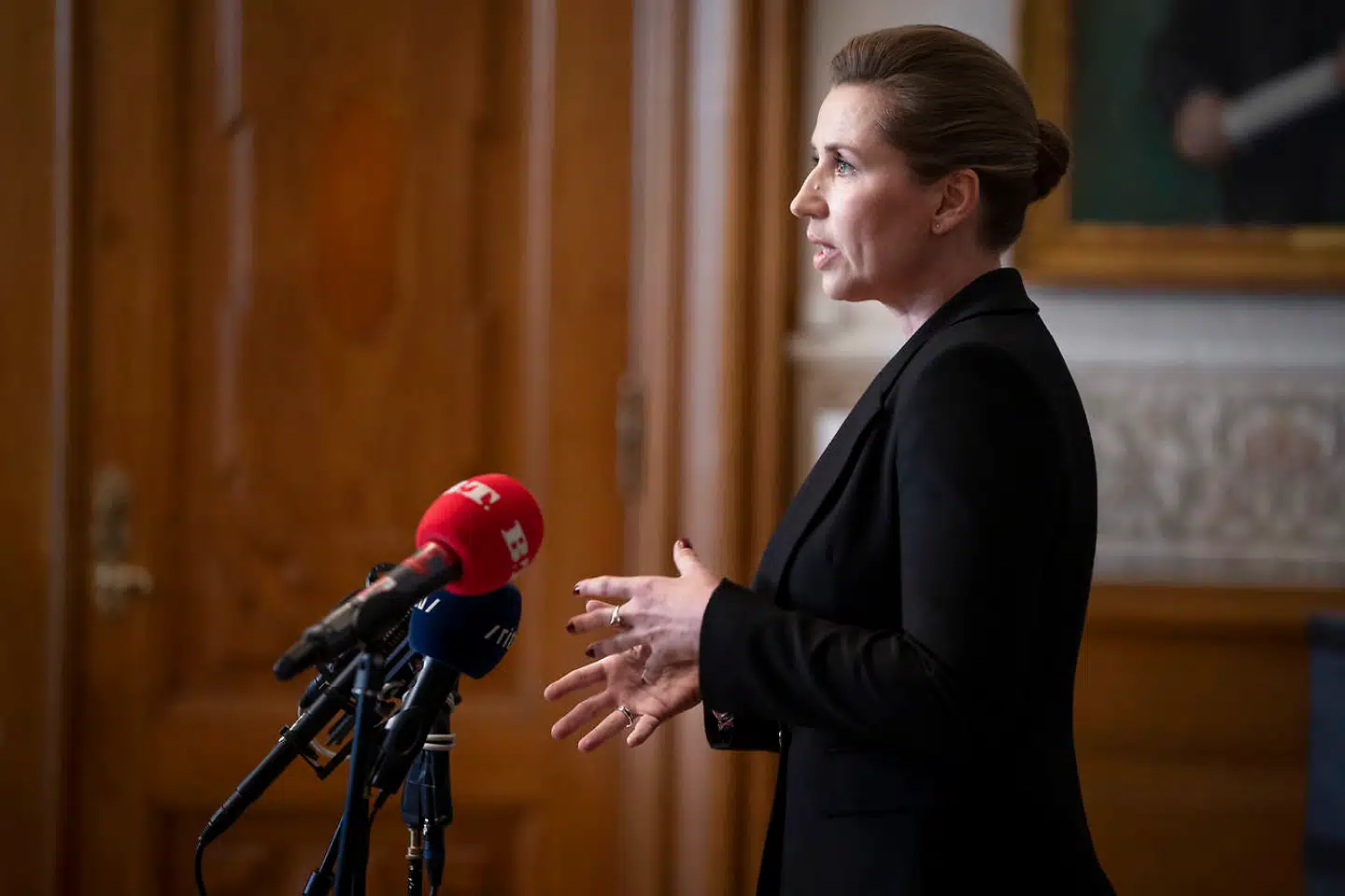 Statsminister Mette Frederiksen (S) mødtes med partilederne i Landstingssalen på Christiansborg klokken 12.30 onsdag for at forhandle om en udvidelse af fase to af genåbningen. Få timer før forhandlingerne landede en rapport med meget usikre beregninger af konsekvenserne af en yderligere genåbning i politikernes indbakker, men alligevel er det lykkedes at nå til enighed om en aftale.