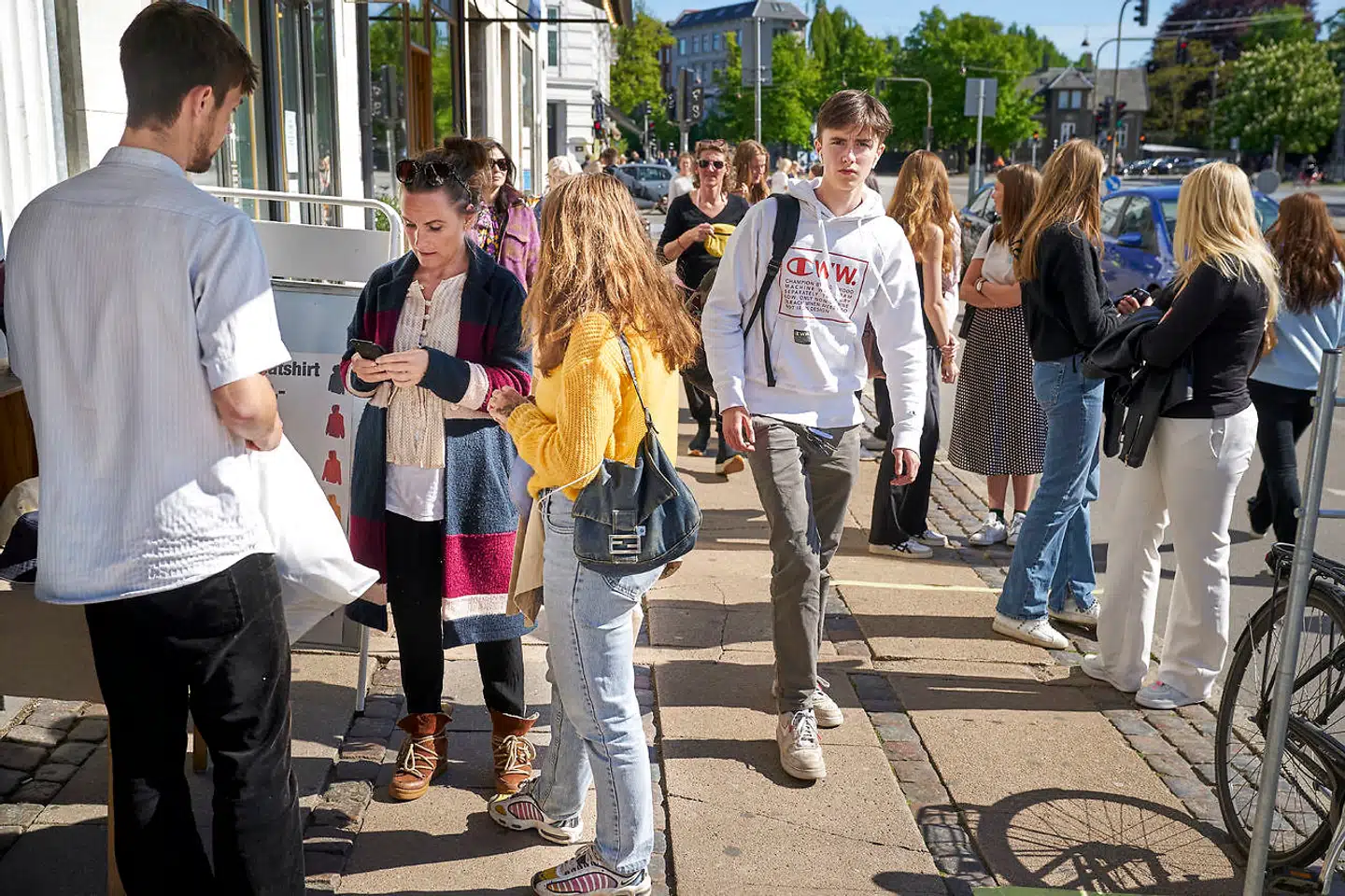 45 minutter kan man risikere at skulle stå i kø på Østerbrogade for at købe basistøj i Jørnæs.