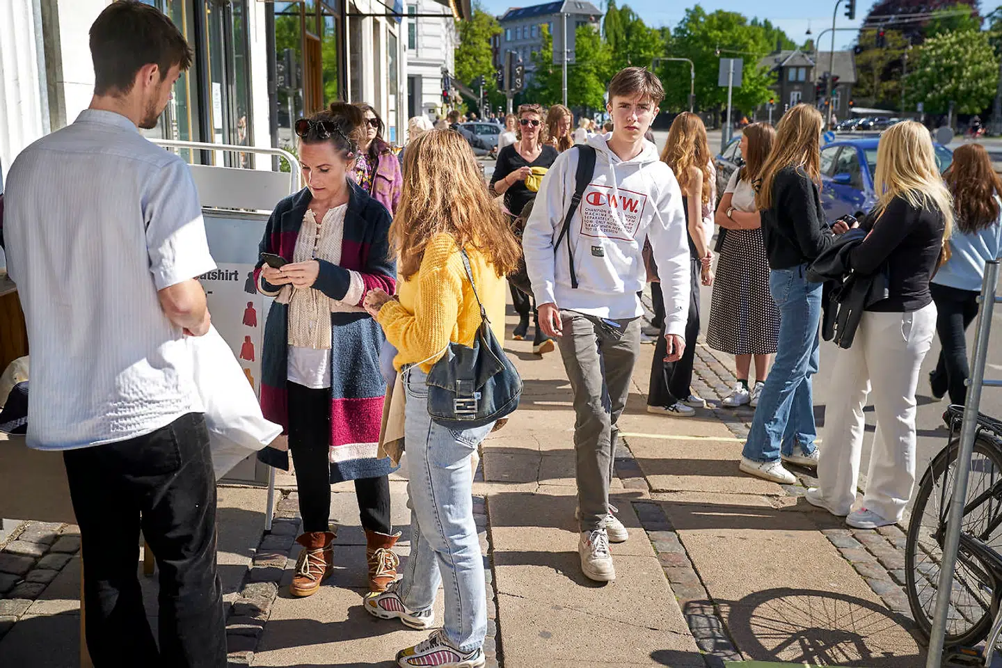 45 minutter kan man risikere at skulle stå i kø på Østerbrogade for at købe basistøj i Jørnæs.