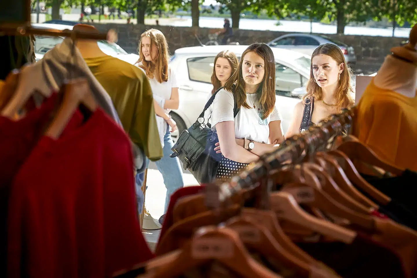 For 150 kroner kan de unge piger komme til at ligne Kim Kardashian iklædt »50 Shades of Grey«-farvede joggingbukser.