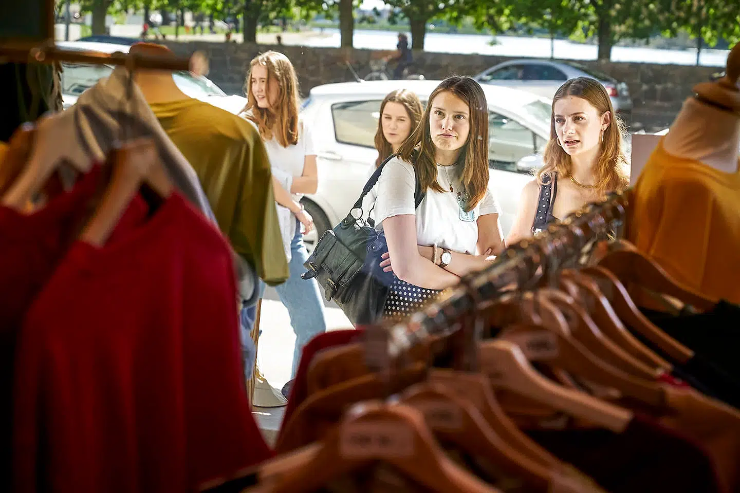 For 150 kroner kan de unge piger komme til at ligne Kim Kardashian iklædt »50 Shades of Grey«-farvede joggingbukser.