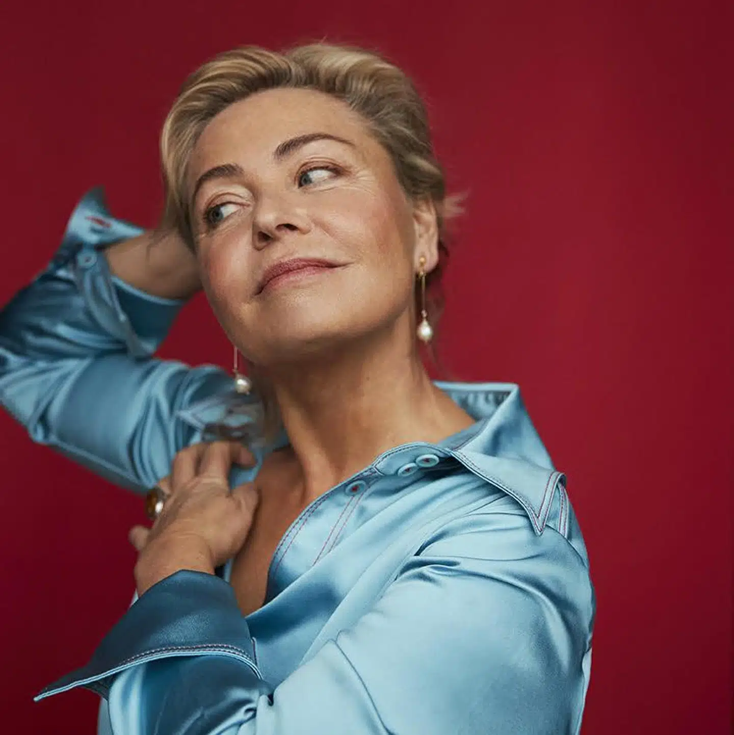 »Annette Bjergfeldts skrivestil svulmer af livskraft og højt humør. Ved at fange detaljen i det bedrøvelige og det dvaske og enten vende den slags hændelser på hovedet eller med vrangen udad får hun gjort det leverpostejsfarvede og det grå spraglet og billedskabende.«