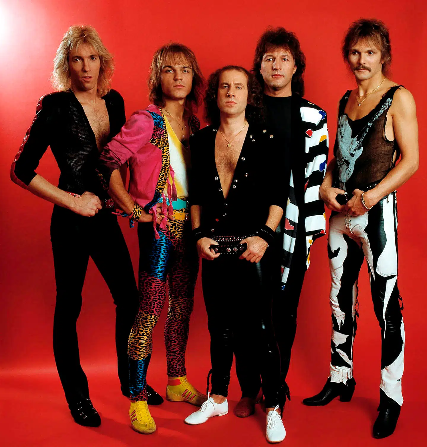 Vesttyske Scorpions, som de så ud i 1980erne. I midten står forsanger Klaus Meine, der officielt skrev både tekst og musik til »Wind of Change« i september 1989  – to måneder før Berlinmurens fald. Det plejede ellers at være guitaristen Rudolf Schenker, helt til højre, der skrev bandets musik.
