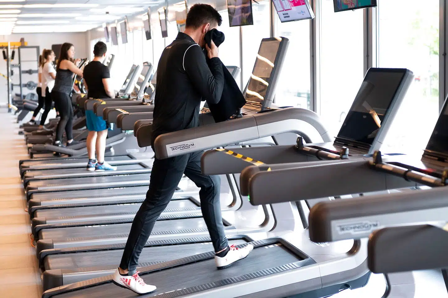 I dag forhandler politikerne om en udvidelse af genåbningens fase to. Det undersøges blandt andet, om fitnesscentre kan åbne tidligere, end det oprindelig var planlagt.