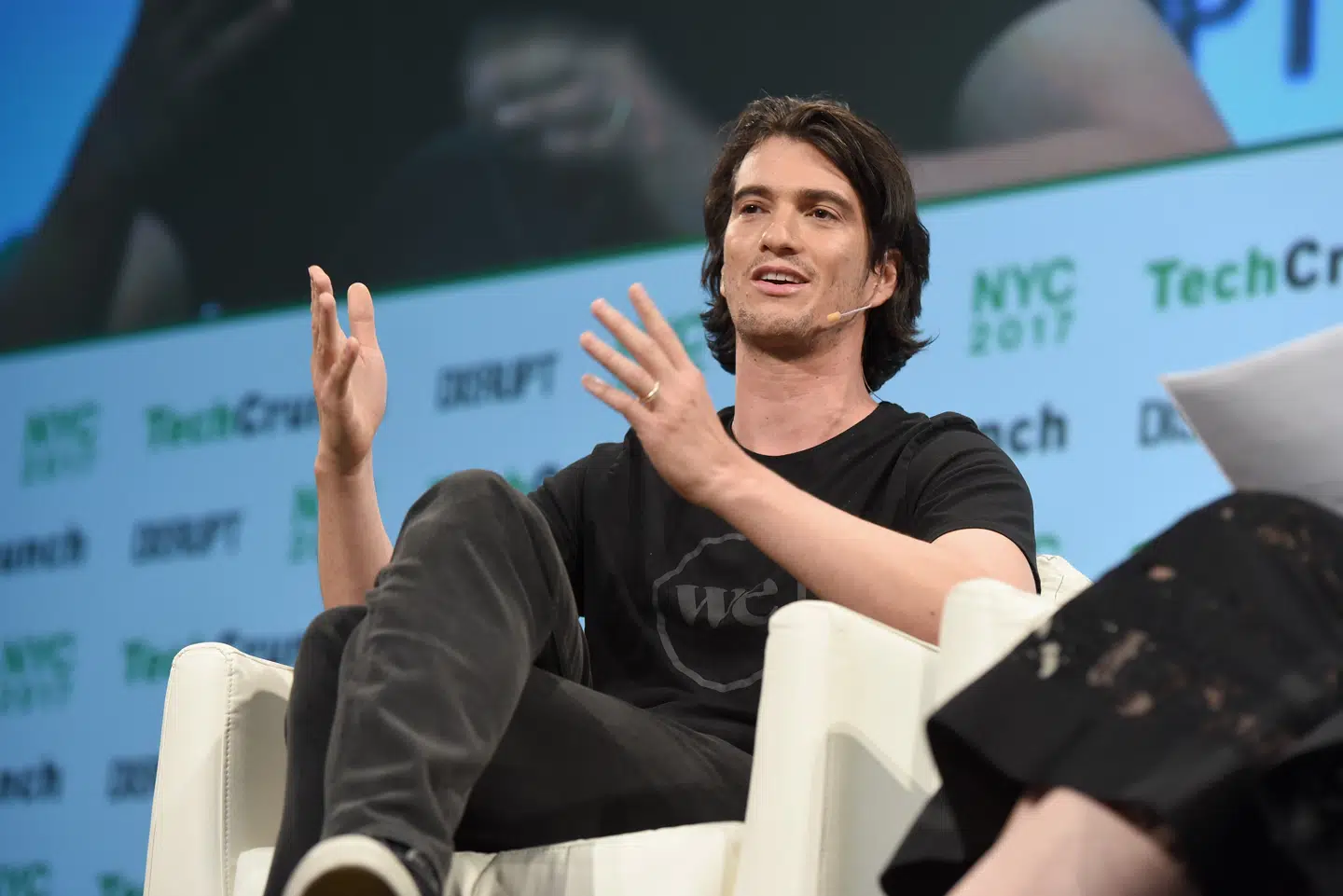 WeWorks grundlægger og tidligere CEO og formand, Adam Neumann. Her på scenen under teknologikonferencen TechCrunch Disrupt NY 2017 i New York 15. maj 2017, da han stadig blev set som en lysende startupstjerne. Tre år senere har han sagsøgt en storinvestor for at løbe fra den handel, der købte en vanæret Neumann ud af WeWork.