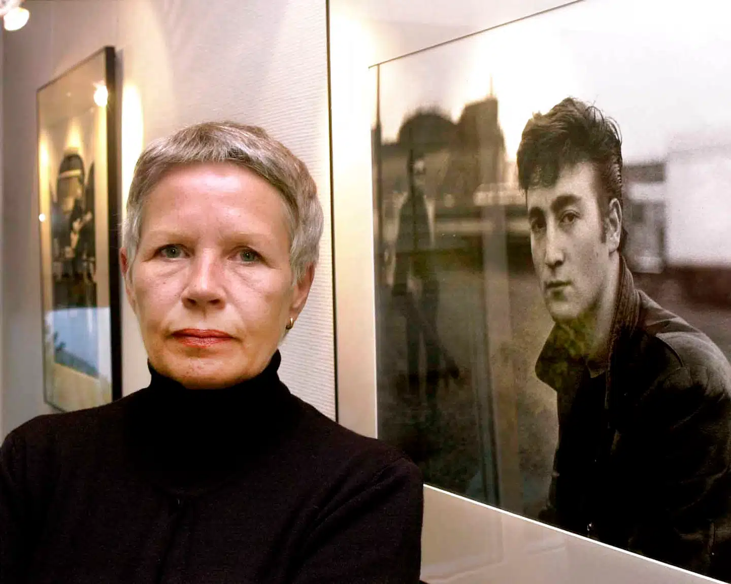 Arkivfoto: Astrid Kirchherr foran et af sine i dag berømte Beatles-billeder.