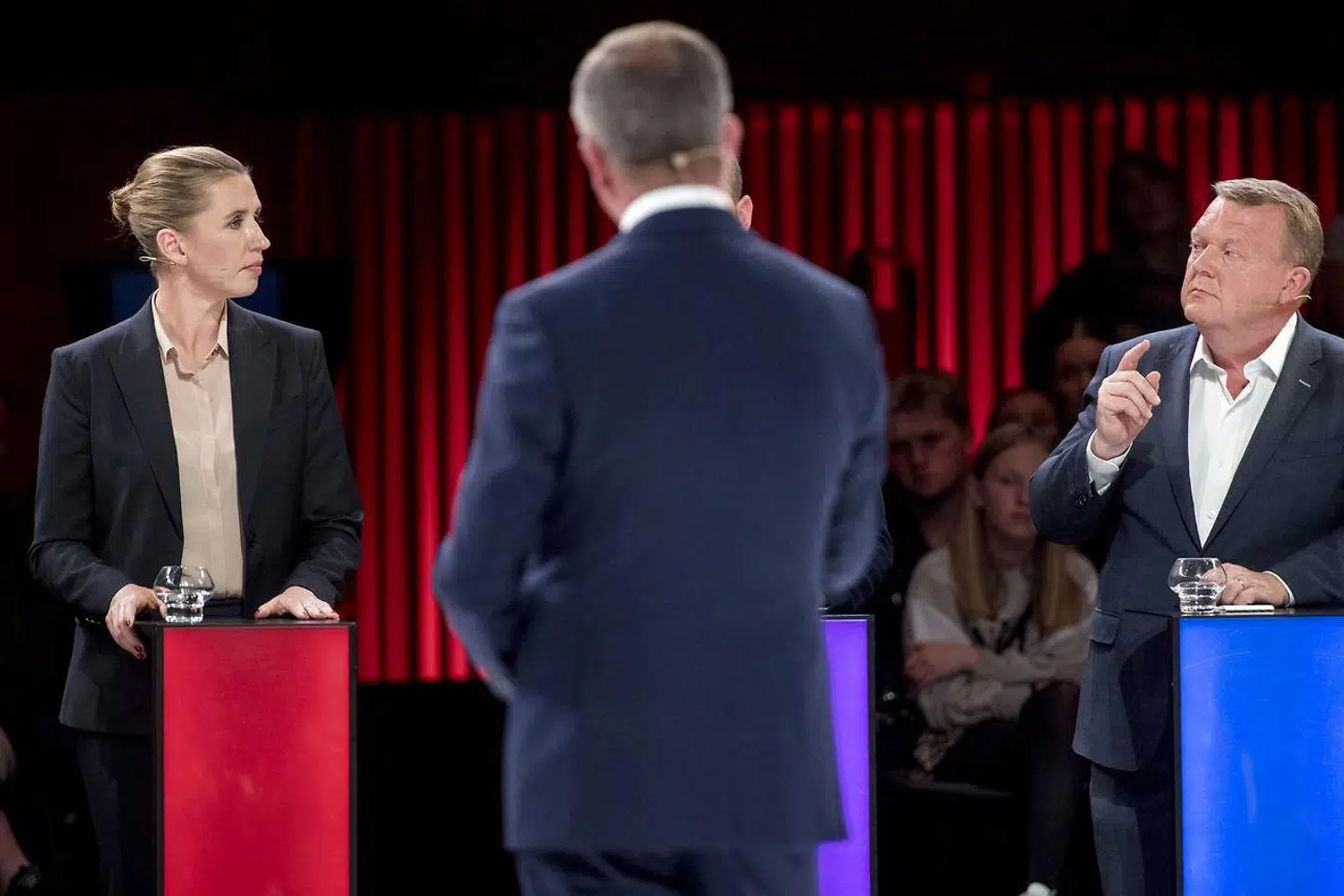 »Mette Frederiksen er en eminent taktiker. (...) Der sidder vel kun en enkelt mand derude, der ville kunne matche hende og give borgerlige vælgere håb om andet end et socialdemokratisk styre, så langt øjet rækker. Men ham lykkedes det Venstre at få til at sige farvel-og-ellers-tak i august sidste år,« skriver Camilla Flindt Hjælmhof.