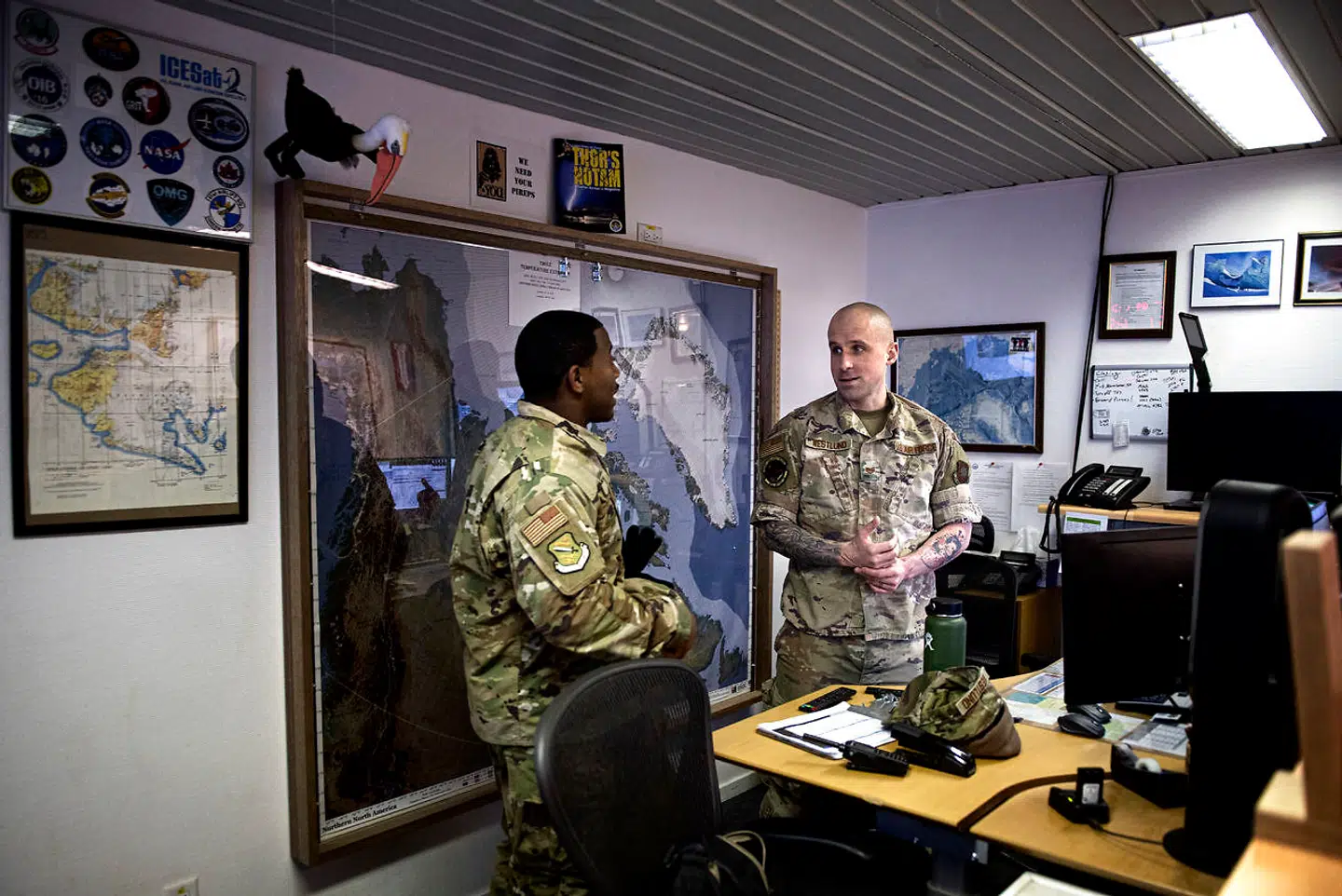 Ansatte på Thulebasen (Thule Air Base) i Grønland. Der er i dag strid om servicekontrakten for basen mellem amerikanerne og grønlænderne.
