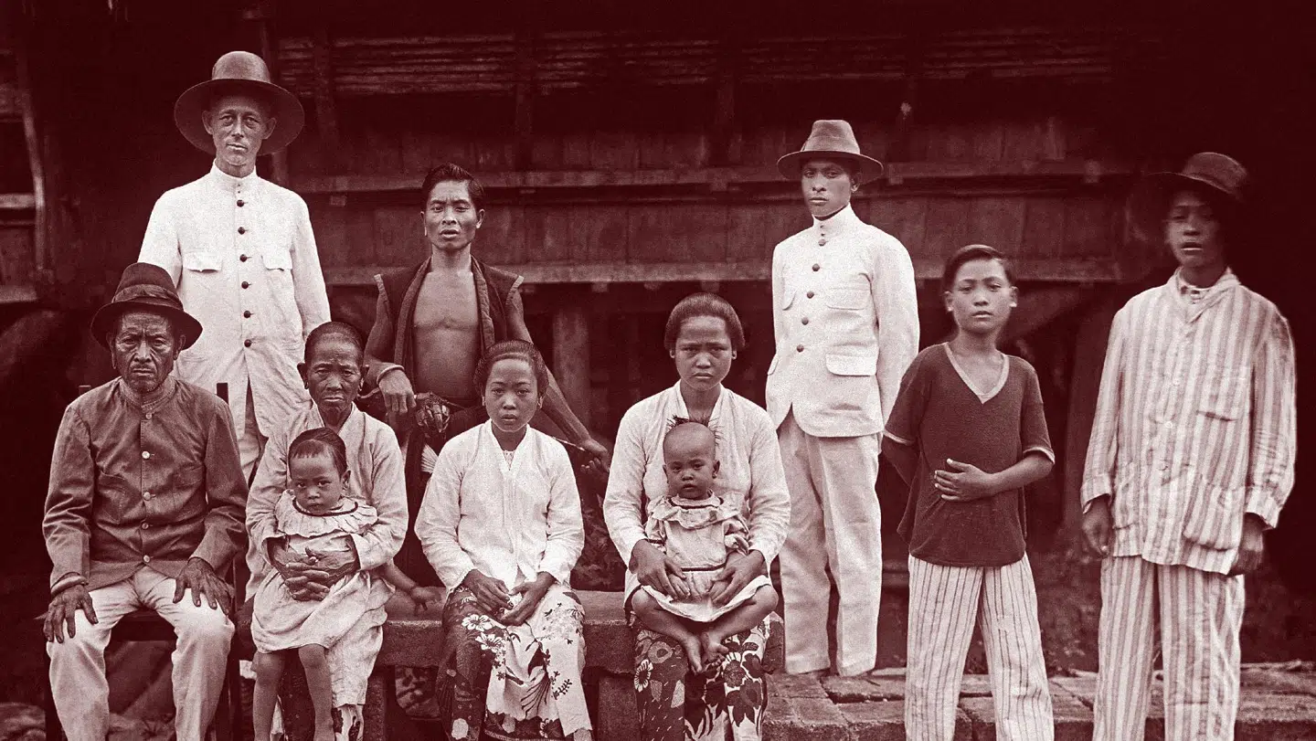 Agner Møller tilbragte i 1920erne en række år på øen Nias i Hollandsk Ostindien. Her ses han yderst til venstre i bagerste række blandt lokale beboere. Foto fra bogen.