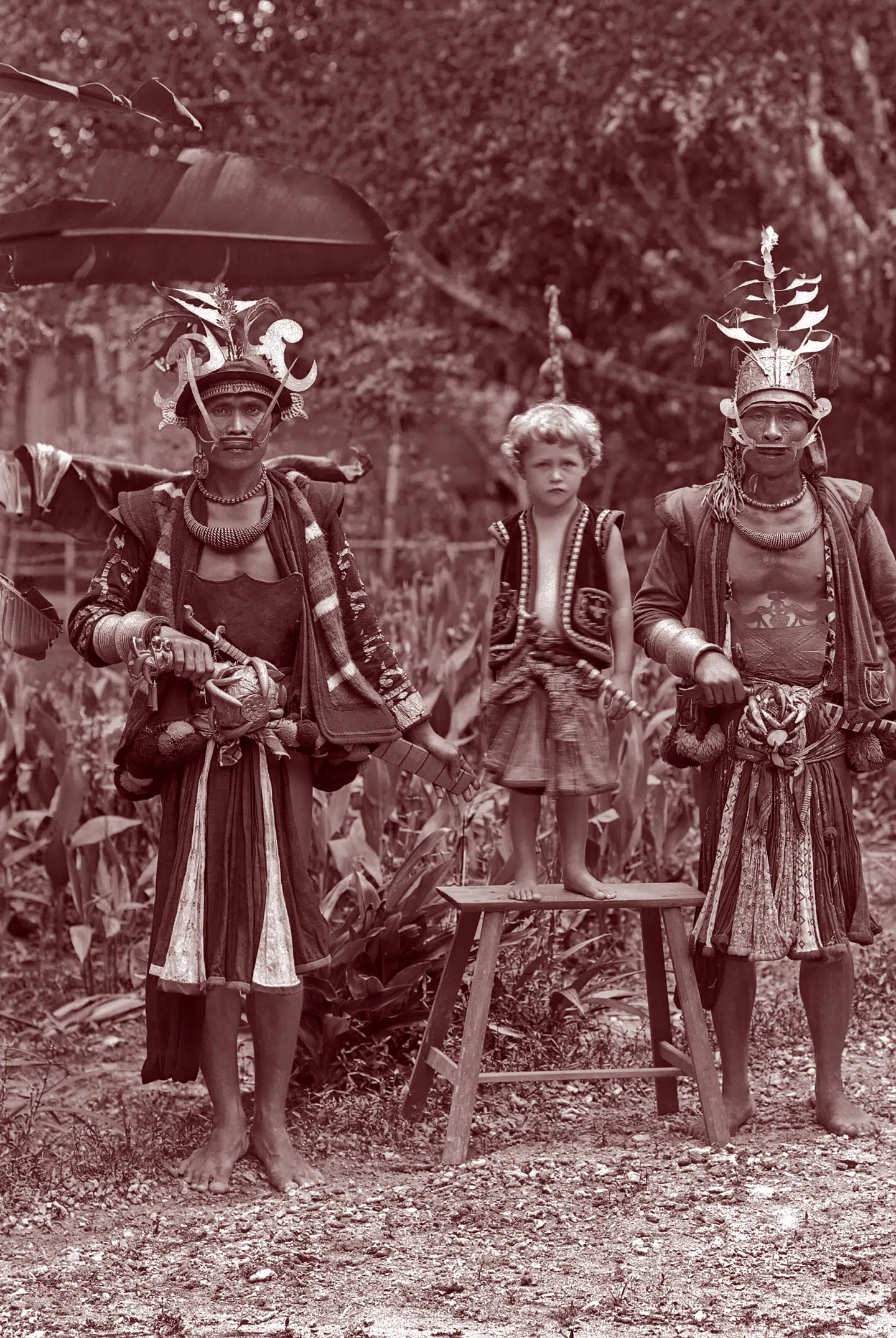 Agner Møllers søn, Per, fotograferet sammen med lokale krigere. Illustration fra bogen.