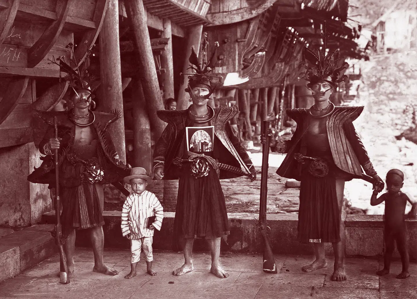 Krigere i fuld udrustning og børn. Illustration fra bogen.