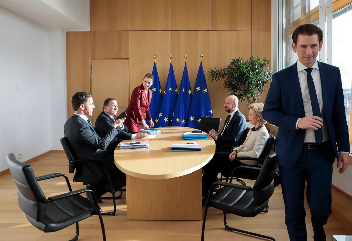 Mette Frederiksen, flankeret af Stefan Löfven og Mark Rutte, regeringscheferne fra henholdsvis Sverige og Holland. På vej ud af billedet ses Sebastian Kurz, den østrigske kansler. De fire lande har hidtil stået sammen i diskussionen om løsningen på EUs økonomiske trængsler, som da de på billedet diskuterede størrelsen på EUs budget med rådspræsident Charles Michel og kommissionsformand Ursula von der Leyen. De fire vil forventeligt komme under pres igen, når EUs 27 medlemslande skal mødes igen, efter Frankrig og Tyskland nu har præsenteret sit bud på en løsning, der går imod de fire landes ønsker.