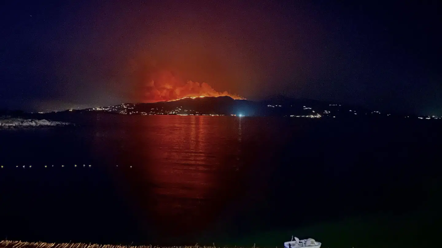 Branden på Korfu kan ses fra Saranda, Albanien.