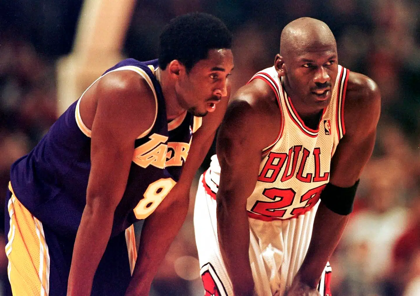 Basketstjernen Michael Jordan (th, red.) udtrådte sko er solgt til en historisk høj pris, efter at en Netflix-serie om ham havde premiere. Her ses han med Lakers-spilleren Kobe Bryan, som ligeledes har betrådt mange basketbaner i sit liv. Kobe Bryan døde i øvrigt ved en helikopterulykke tidligere i år.