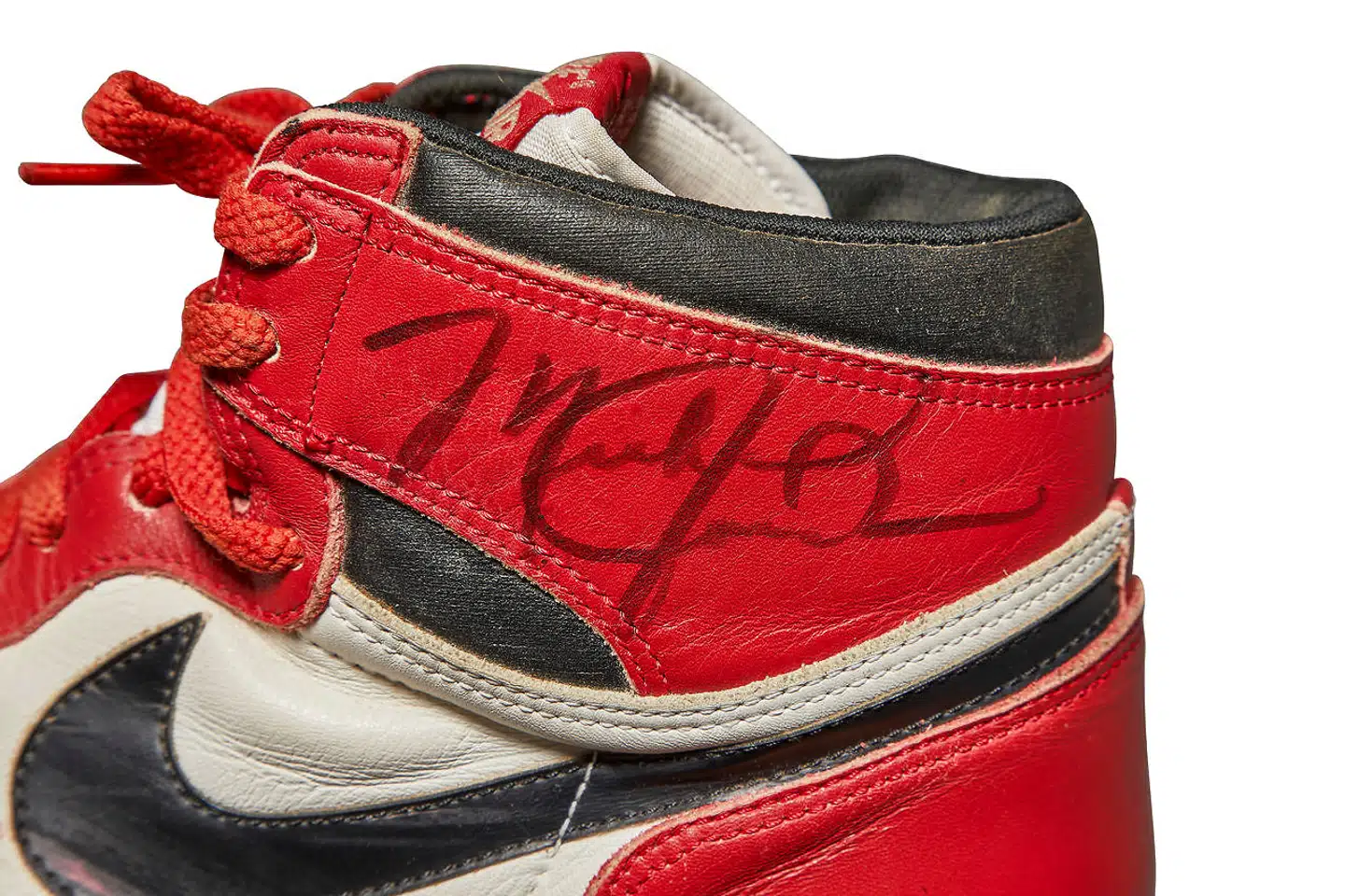 3,8 mio. danske kroner... Hvor mange par udtrådte Converse-sko kan man mon få for de penge?