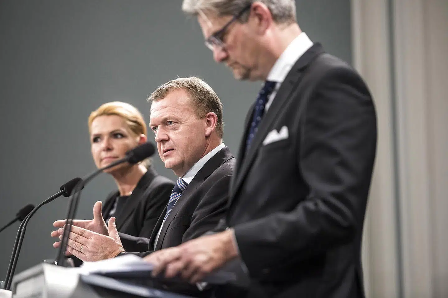 »Vi ved nu også, at der blev sendt en mail til Statsministeriet om, at det nok var vigtigt at give daværende statsminister Lars Løkke Rasmussen (V) besked om, at Støjberg 'har meldt hårdere ud, end juraen kan holde til.' Og fredag bidrog tidligere justitsminister Søren Pind (V) til opklaringen,« skriver Pierre Collignon i denne leder.