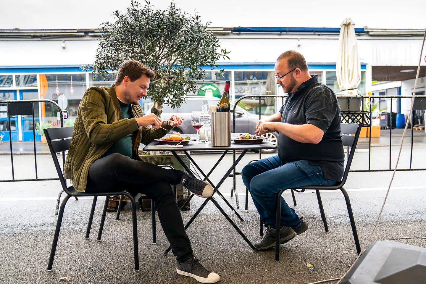 På restaurant Fleisch har et par gæster valgt at henlægge frokosten til udendørsservering.