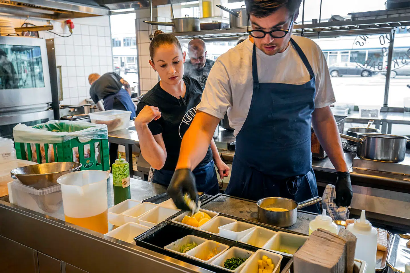 Der er travlhed i køkkenet hos Kødbyens Fiskebar, som åbnede til frokost mandag.