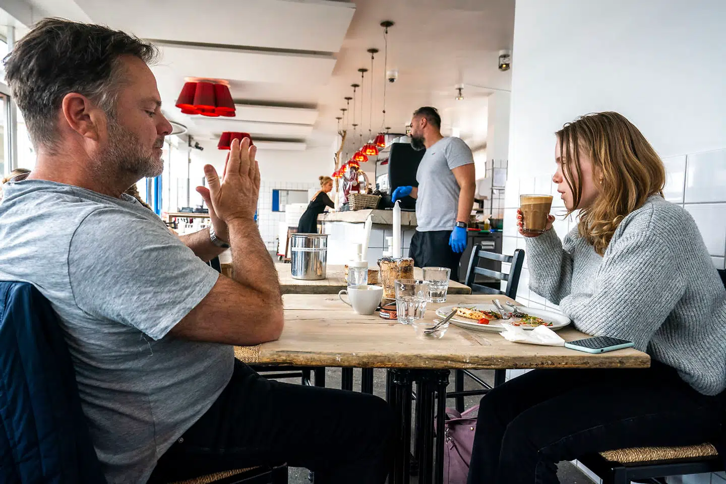 Jakob og Olivia Knutssøn får en kop kaffe efter pizzaen på Mother.